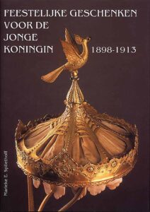 Feestelijke geschenken voor de jonge koningin